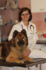 Bild von Dr. Jenny Fischer im Behandlungsraum